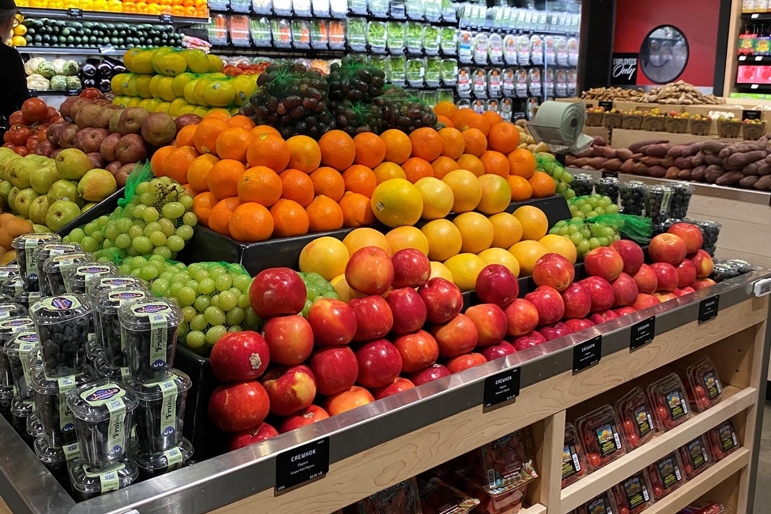 Fruit-stand-in-Venice-Beach-LA-Erewhon